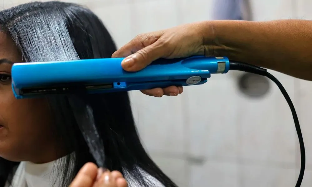 Anvisa alerta para perigos do uso de alisantes com substâncias proibidas; formol e ácido glioxílico podem causar sérios danos à saúde e aos cabelos (Foto: Reprodução)