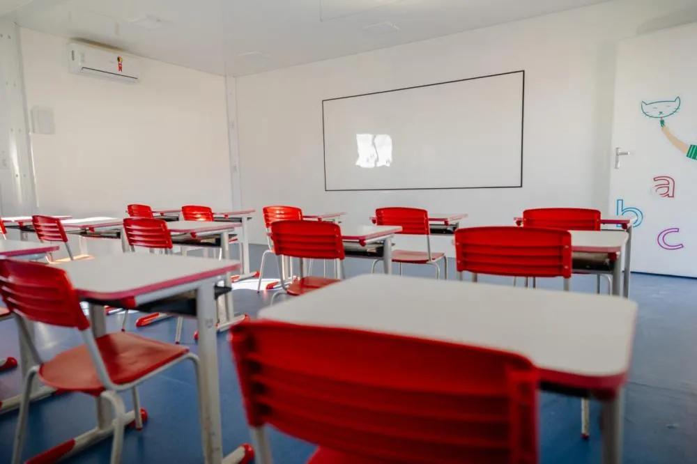 Salas modulares são entregues e instaladas em escola municipal de Anápolis