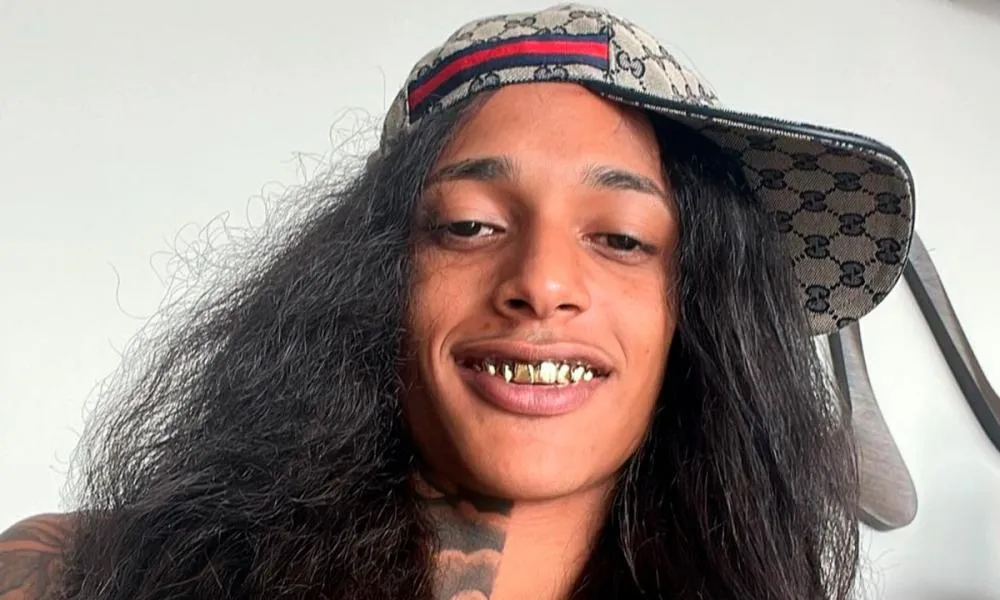 Do palco para a Penha: rapper Oruam foge da polícia, desafia juíza e vira alvo de prisão no RJ
