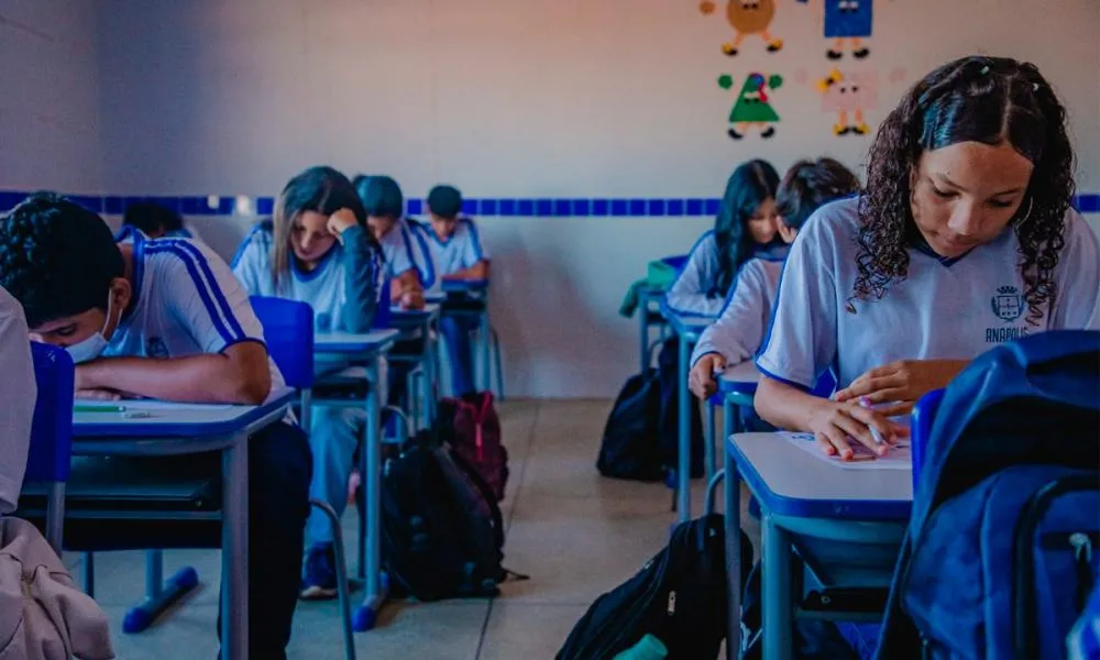 Prefeitura de Anápolis firma contrato de R$ 2,1 milhões para agasalhos escolares