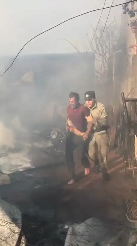 Policiais Militares realizam salvamento a moradores em casa incendiada, em Terezópolis de Goiás