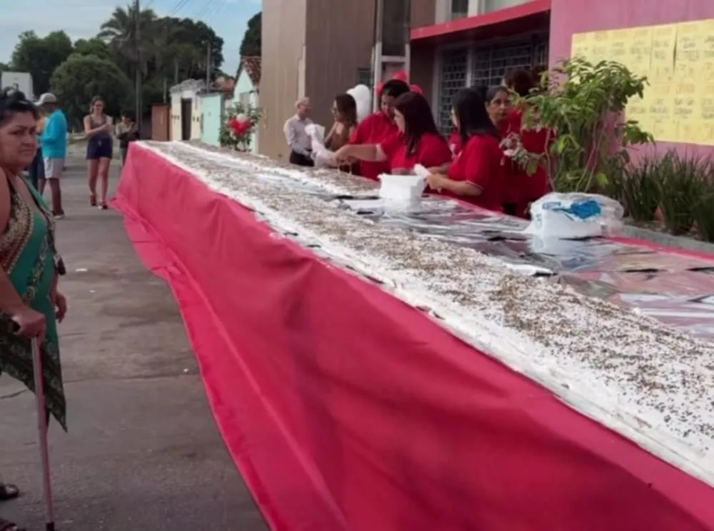 Empreendedora faz bolo gigante para comemorar o aniversário da empresa
