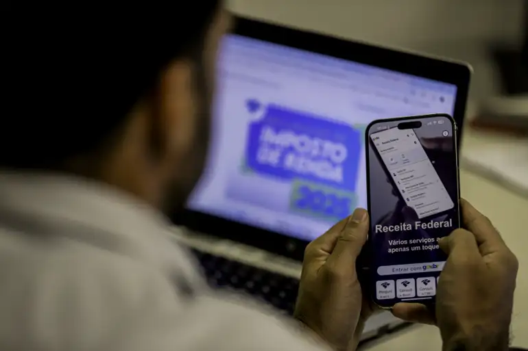  Receita libera 1º lote do IR 2025 com R$ 11 bilhões em restituições; veja quem recebe