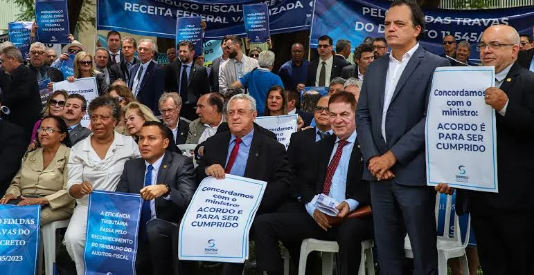 Greve de auditores da Receita paralisa aduanas e ameaça economia com prejuízo bilionário